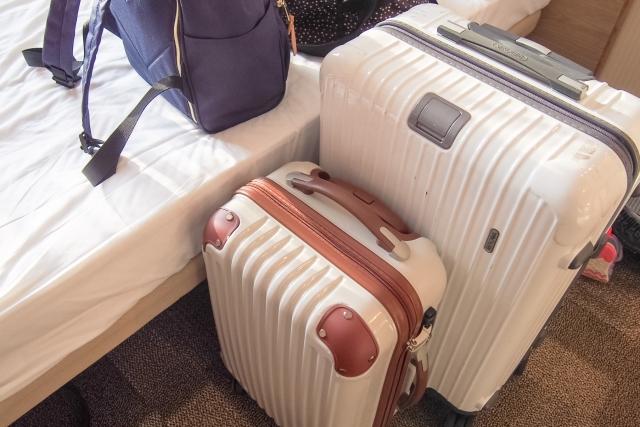 旅行に持っていくスーツケースの写真。