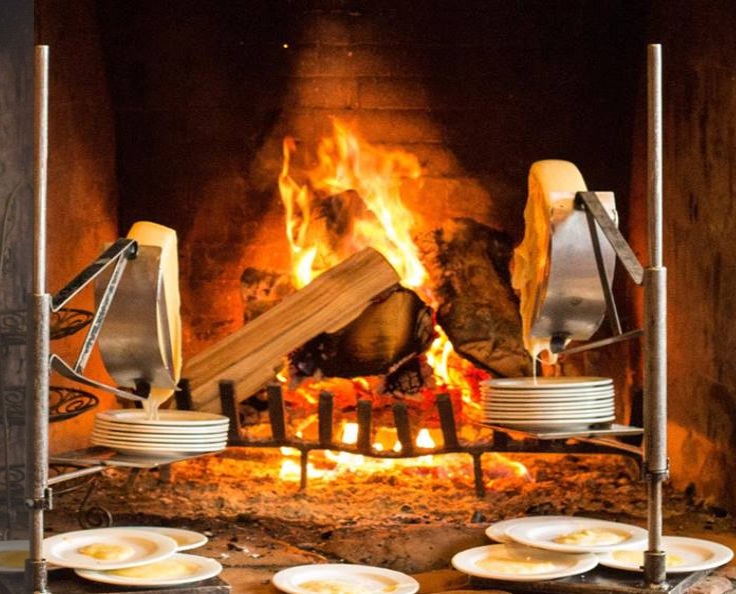 Queso raclette fundido en chimenea en el Winter Dining en Deer Valley