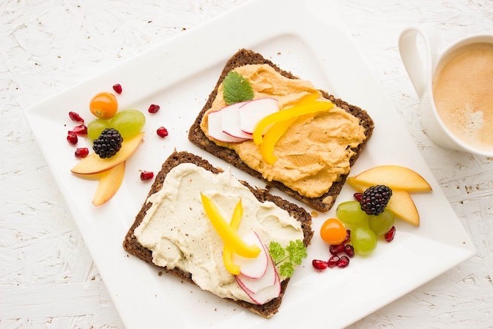 gesunder ernährungsplan, zwei brotscheiben mit brotaufstrich kaviar und paprika frischkäse, schönes essen, einfaches kochen