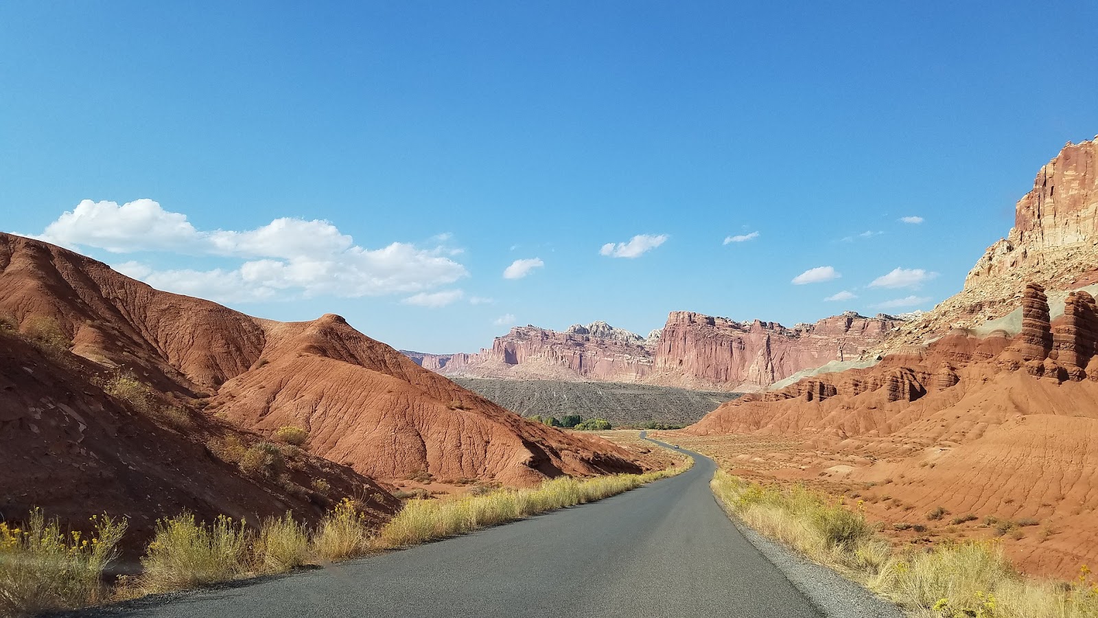 capitol-reef-empty-road-canyons-red-rocks-utah