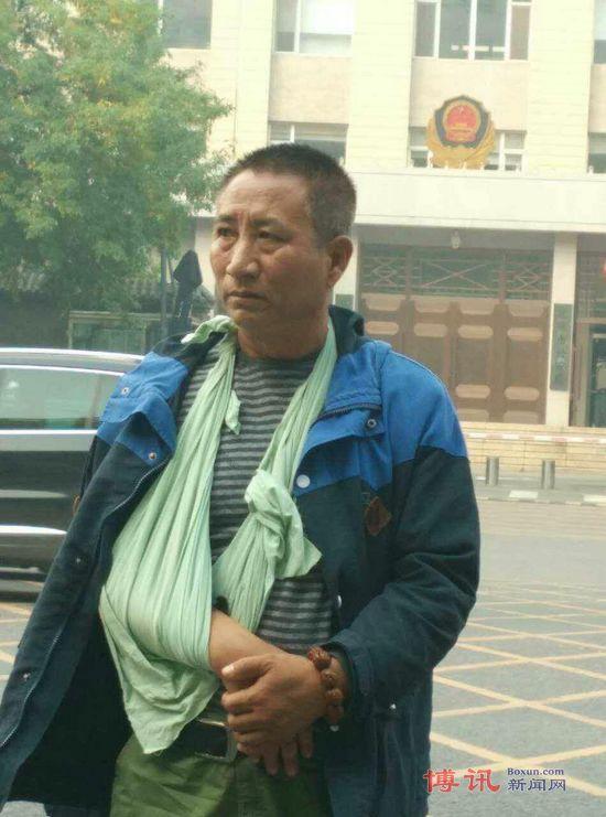 警察充当法西斯,北京访民季新华被打骨折露宿公安局讨公道