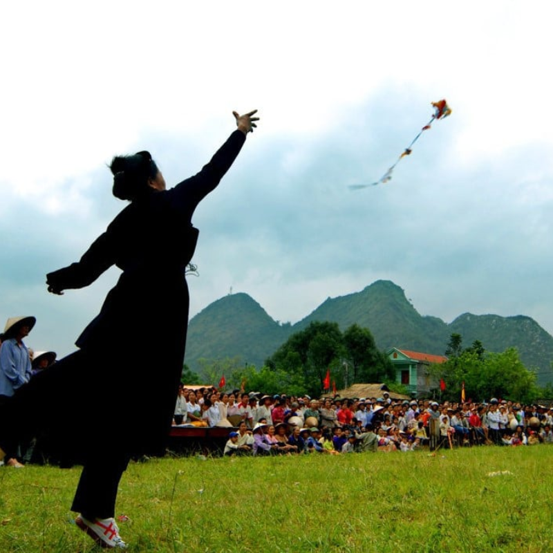 Lễ Hội Ném Còn - Trò Chơi Nhân Gian Ngày Tết | Mekoong Đón Tết cùng Lễ hội Ném Còn vui nhộn, trò chơi Nhân Gian đầy thú vị! Tại Mekoong, chúng tôi mang đến cho bạn cảm giác vui tươi và hạnh phúc như ngày Tết. Hãy cùng trải nghiệm các trò chơi dân gian sôi động và đầy kích thích tại Lễ hội Ném Còn. Đừng bỏ lỡ hình ảnh đẹp về sự kiện này nhé!