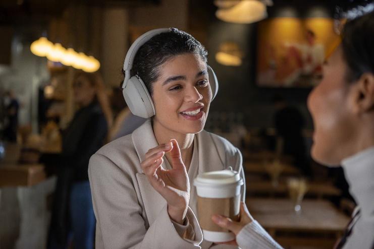 A person wearing headphones  Description automatically generated with medium confidence