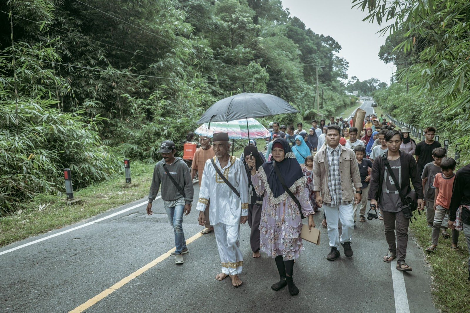 Janum bin Lamat, Ketua Adat Suku Jerieng memimpin perjalanan menuju Bukit Penyabung di Desa Pelangas. 