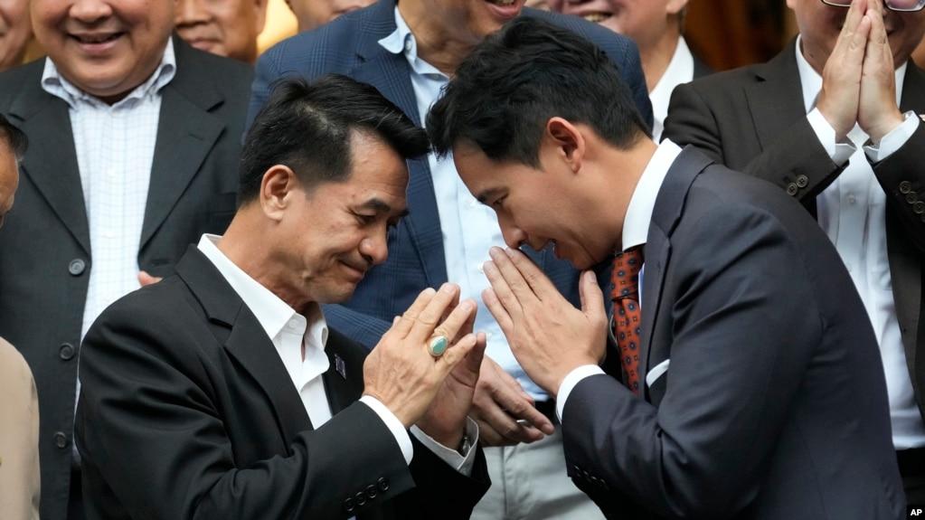 Lãnh đạo đảng Pheu Thai Chonlanan Srikaew (trái) gặp mặt Lãnh đạo Move Forward Pita Limjaroenrat tại Bangkok, Thái Lan, hôm 17/5 sau cuộc bầu cử hồi tháng 5.