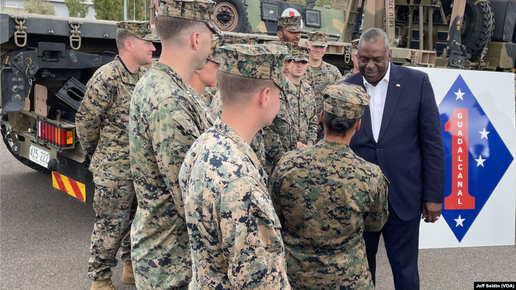 Bộ trưởng Quốc phòng Hoa Kỳ Lloyd Austin đến thăm quân đội huấn luyện tại Doanh trại Lavarack ở Townsville, Australia.