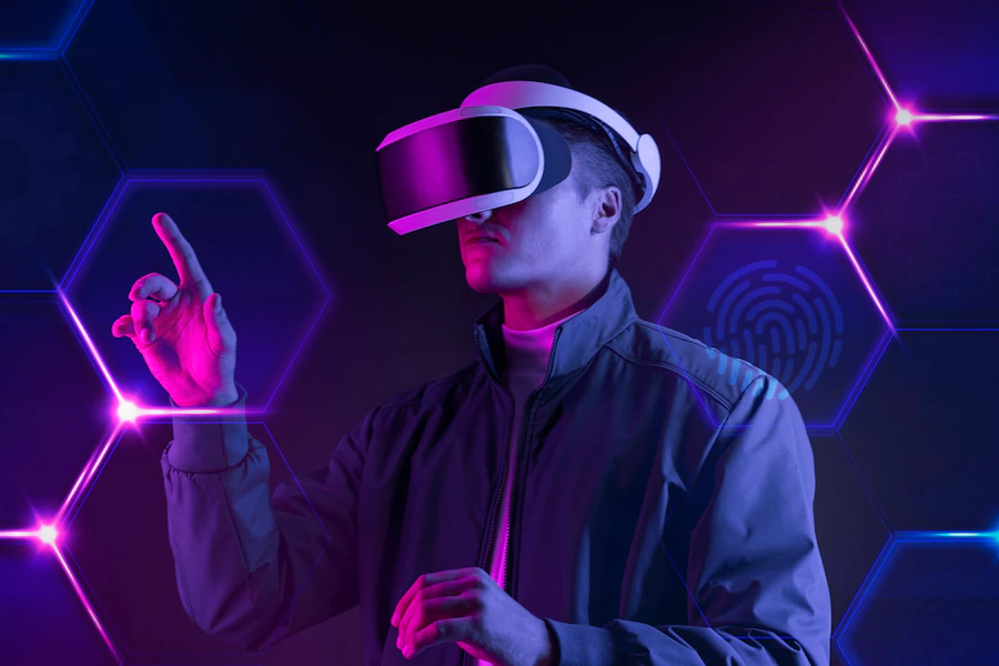 Camadas do Metaverso: homem usando óculos de realidade virtual tocando tela virtual futurística