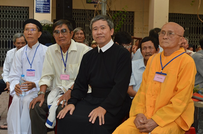 Cha Giuse Hồ Đắc Tâm, Bề trên Tu viện, kiêm chánh xứ Gx. Đức Mẹ HCG Sài Gòn ngồi cùng với một số chức sắc tôn giáo bạn