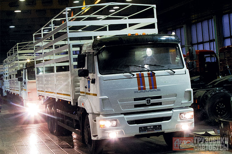 «Гуманитарные» грузовики КАМАЗ-65117 в цеху компании РИАТ. Фото Авторевю