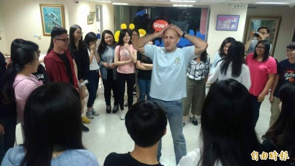 外籍教師向「英語樂學坊」的學員們示範如何以說故事方式，引起學童的學習興趣。（記者劉婉君攝）