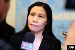 资料照片:张青在国会一次听证会前与美国之音等媒体记者交谈。(2013年10月29日)