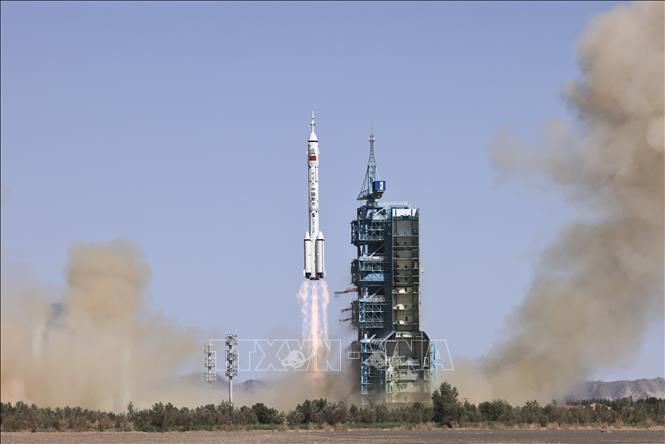 Tàu Thần Châu-14 đưa các phi hành gia trở về Trái Đất an toàn | baotintuc.vn