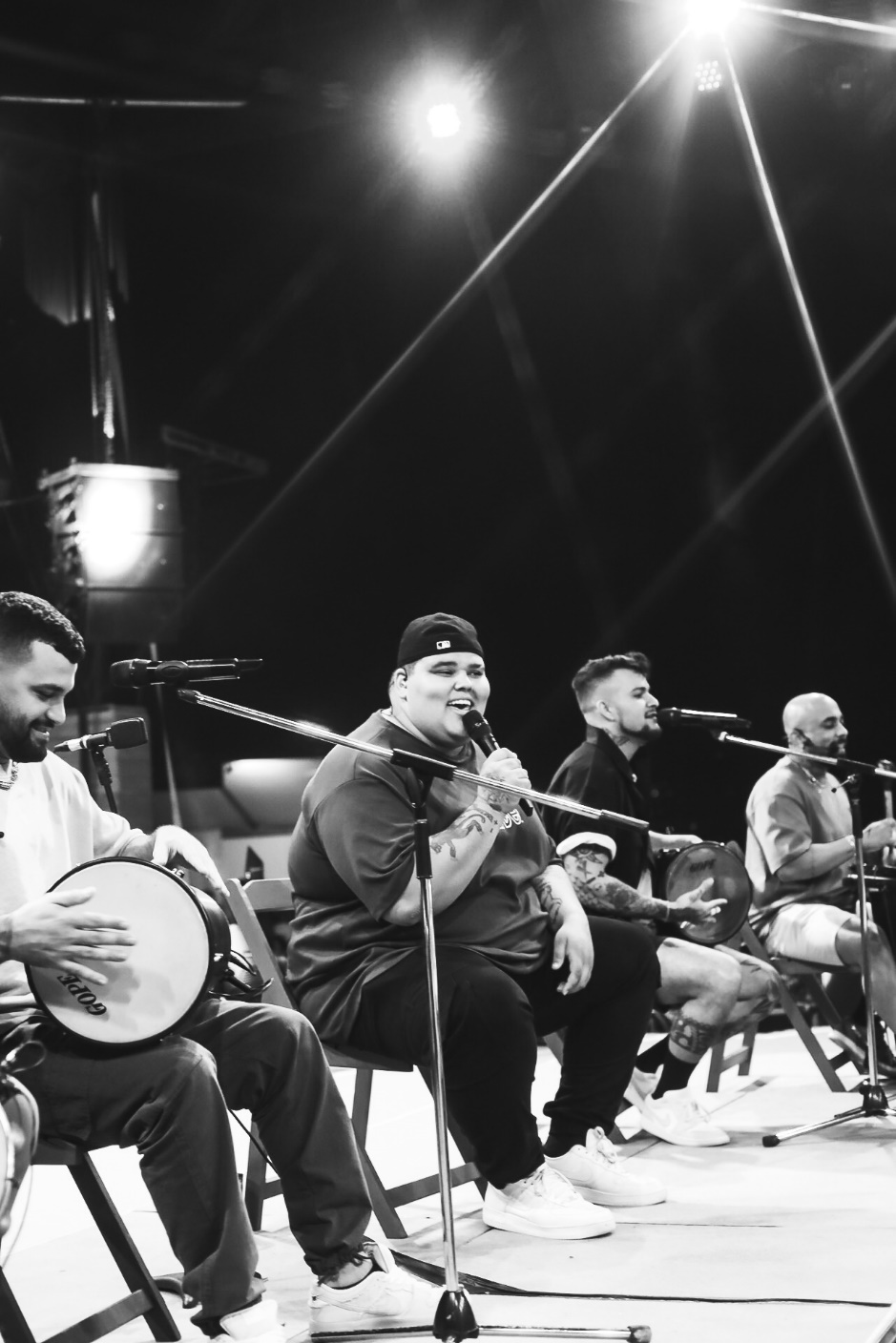 Palco com banda pessoas cantando e tocando guitarra

Descrição gerada automaticamente