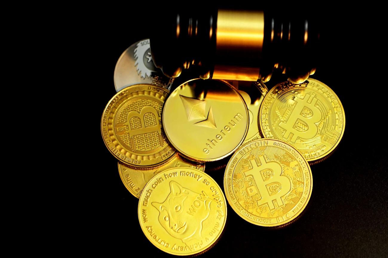 Representação de várias criptomoedas, como se fossem moedas físicas. Aparecem por exemplo a Ethereum e a Bitcoin.