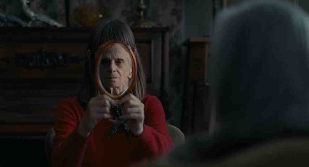 Screenshot du film Abuela avec la grand mère dans le miroir