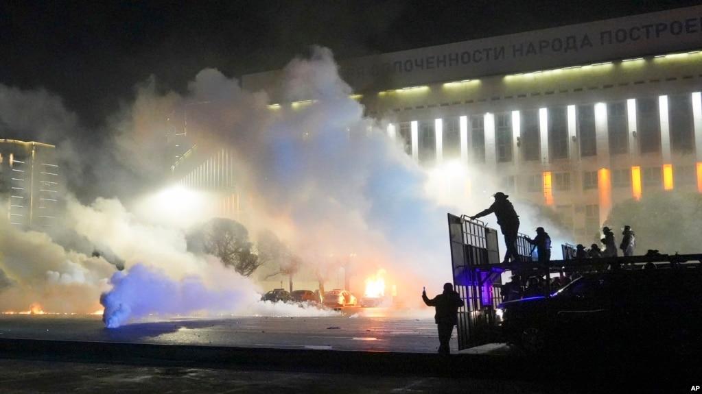 资料照片:镇暴警察在哈萨克斯坦的阿拉木图市准备阻挡抗议人士(2022年1月5日)