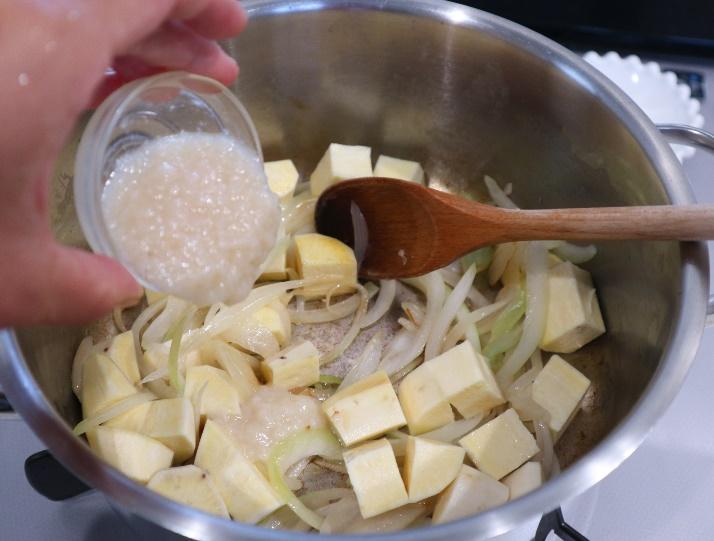 ②鍋にバターを溶かし、中火で玉ねぎを焦がさないように炒める。たまねぎがしんなりして透き通ってきたらさつまいもと塩麹を加え、全体を混ぜ合わせる。