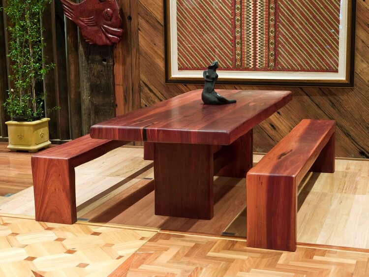 Bàn ghế từ gỗ lim nguyên khối đơn giản nhưng ấn tượng