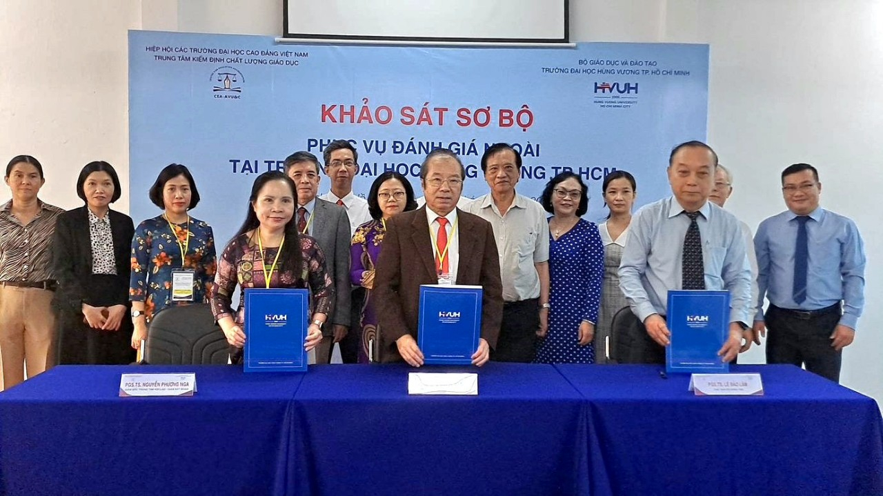 A group of people standing behind a table with laptops

Description automatically generated with low confidence