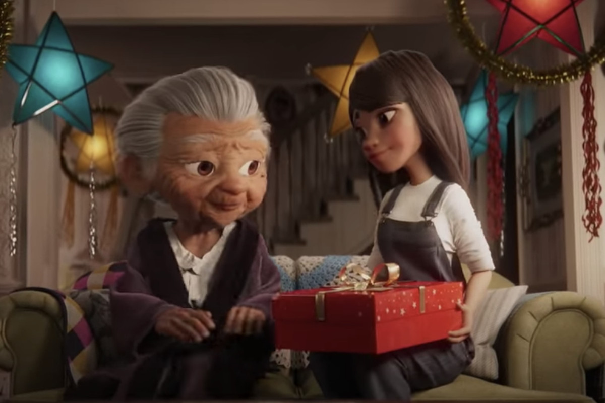 Fermo immagine della pubblicità cortometraggio animata di Disney. Una ragazza sorride mentre porge un regalo di Natale alla sua nonna. Fonte: Marketing Ignorante.