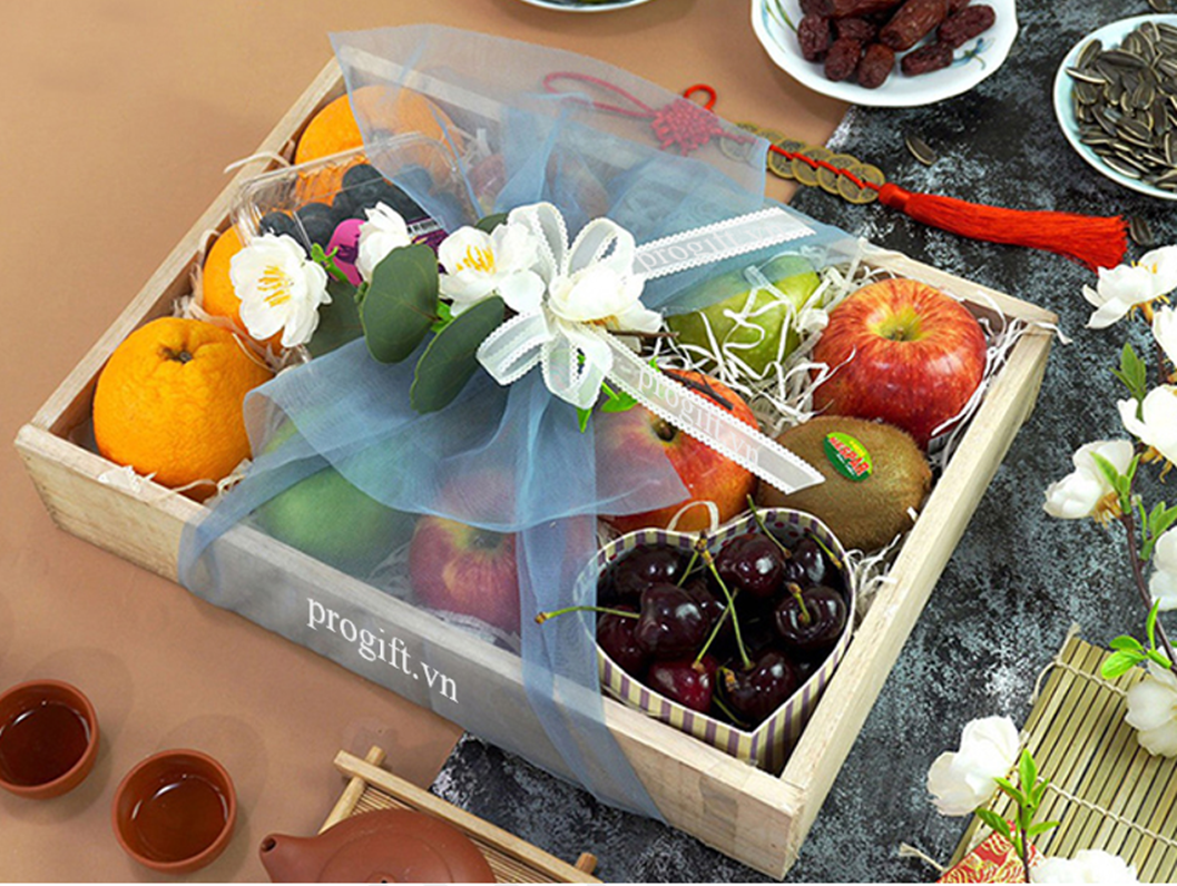 Hộp quà tết được làm từ các loại trái cây và hoa mai trắng