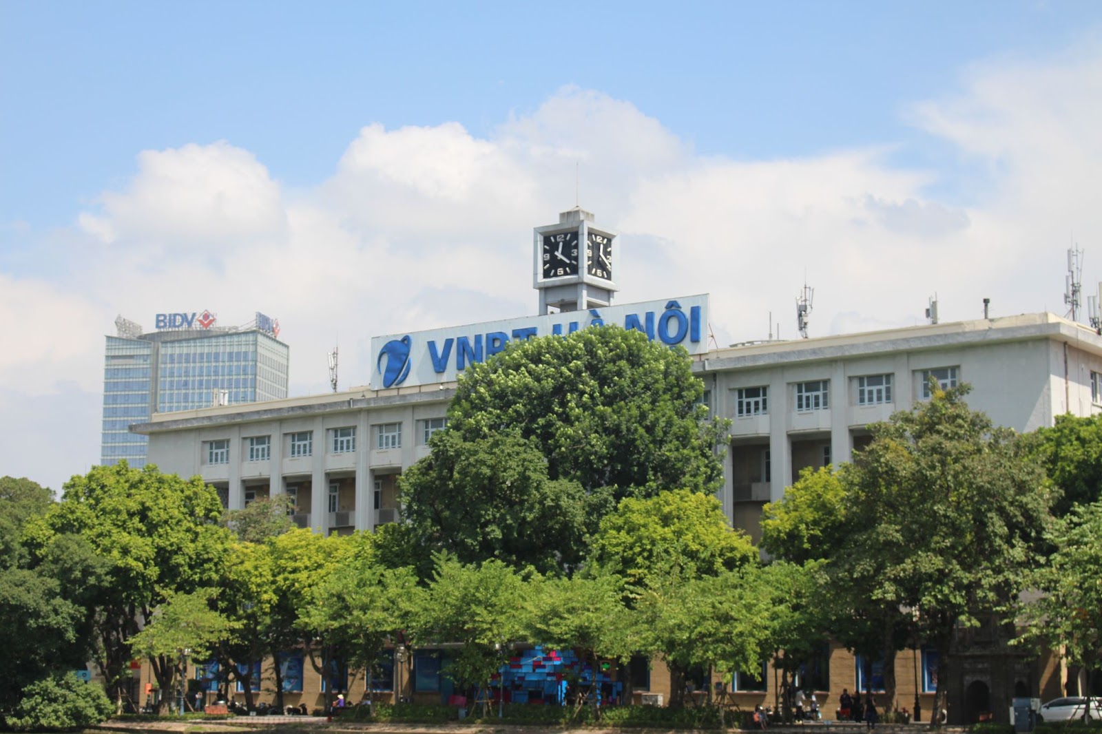 Hanoi Post Office- tempat wisata di hanoi vietnam
