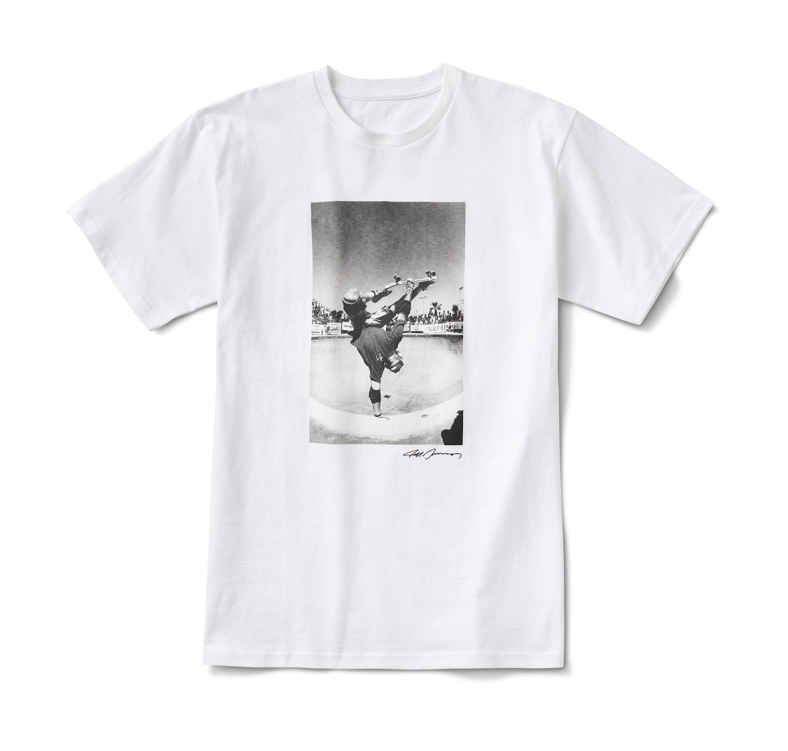 A white t-shirt with a picture of a horse on itDescription automatically generated with low confidence
