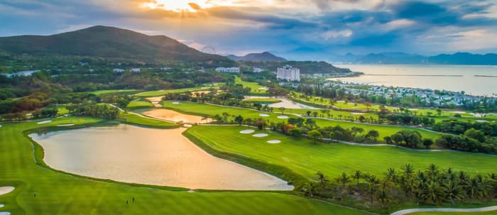 Tour du lịch golf Nghệ An - Địa hình sân golf đồi núi là đặc điểm riêng của sân golf Cửa Lò