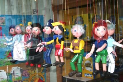 https://beyonddigital.files.wordpress.com/2017/04/puppets_in_a_shop_window-27july2010.jpeg?w=431&h=287