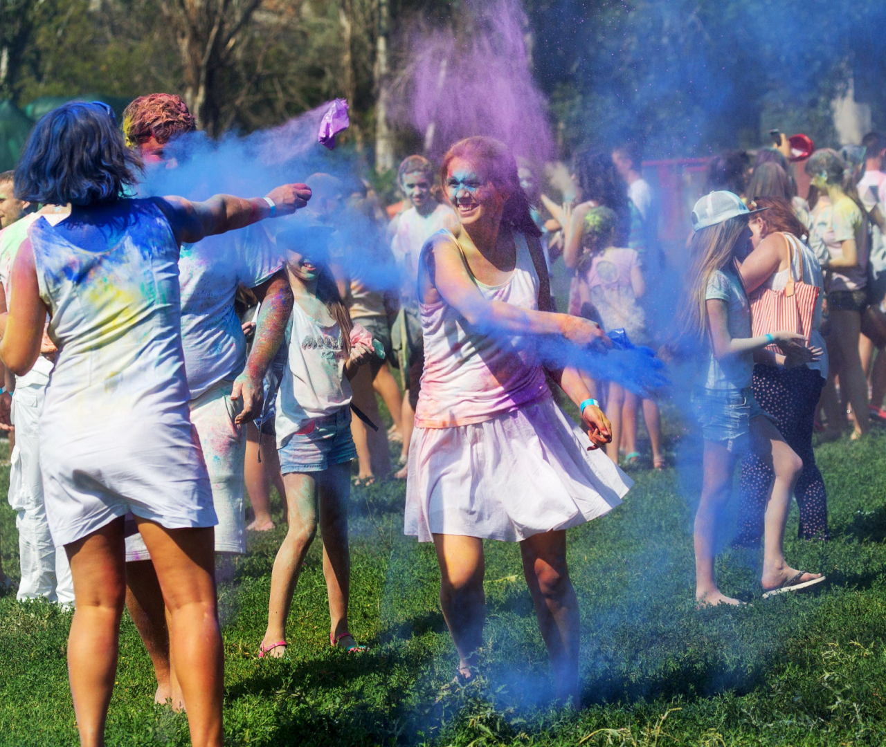 An example of the supporter viewer type: A person in a group of people throwing pigment at each other.