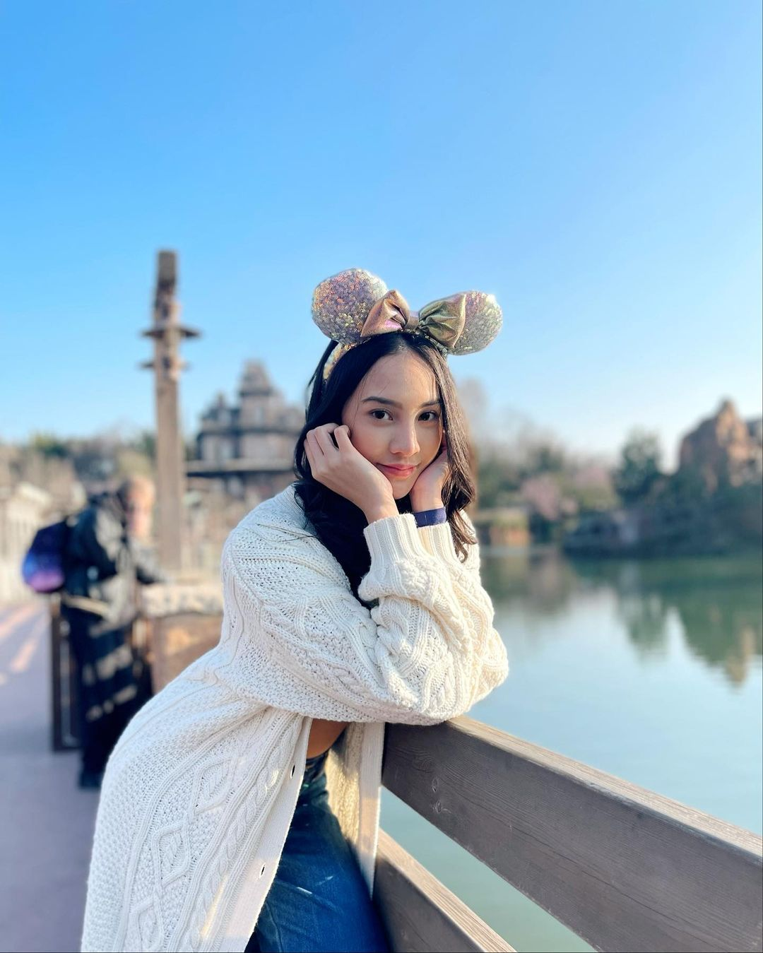 Liburan Ke Disneyland Paris,  Anya Geraldine Kenakan Pita “Minnie Mouse”