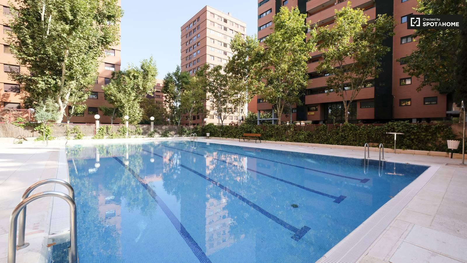 Piscina en un bloque de apartamentos en Madrid