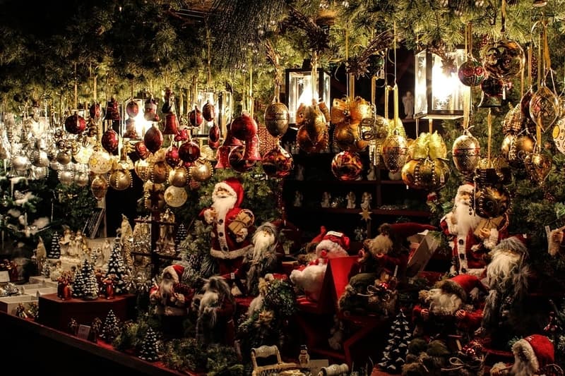 Display of baubles and Santas at a stall in Wittelsbacherplatz