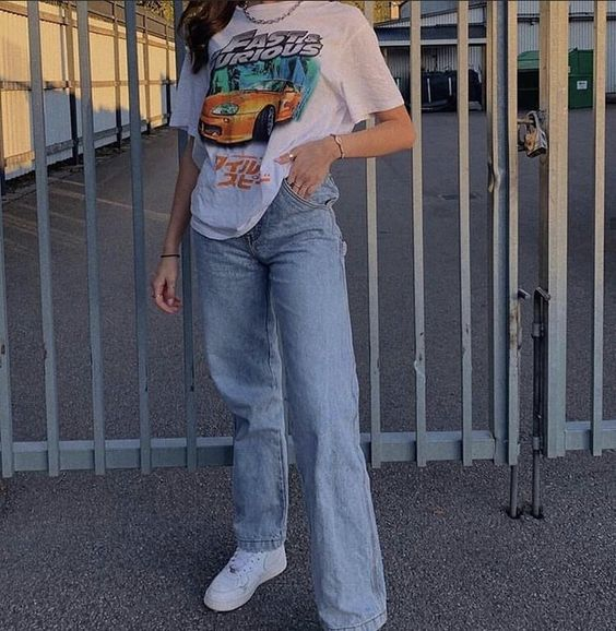 Trẻ trung và thời trang cùng quần baggy jean và áo thun nữ