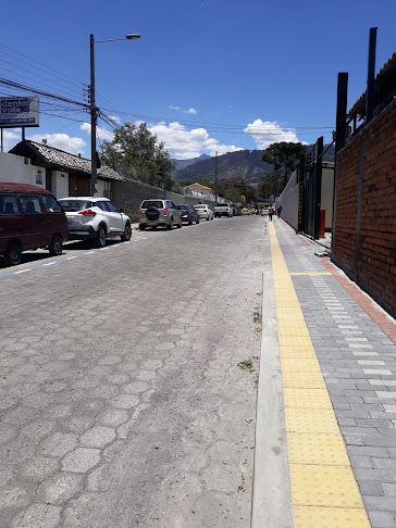 QHXC+6J6, Quito 170902, Ecuador