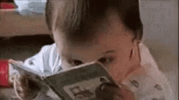Bebê lendo livro sobre marketing digital