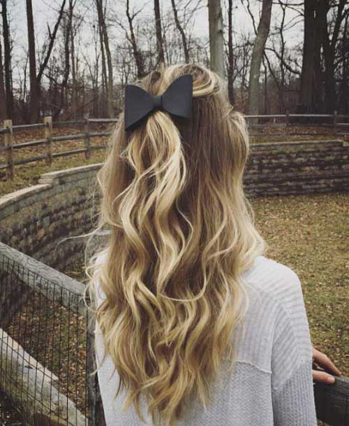 mulher com um penteado de cabelo meio solto