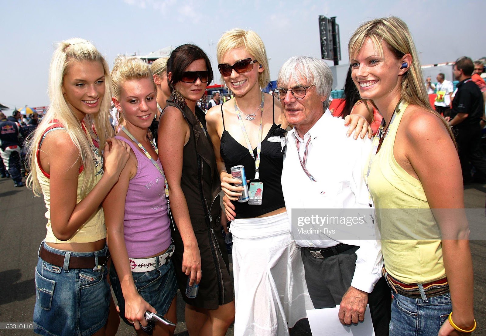 D:\Documenti\posts\posts\Women and motorsport\foto\Getty e altre\bernie-ecclestone-pose-on-the-starting-grid-with-the-girls-for-the-picture-id53310110.jpg