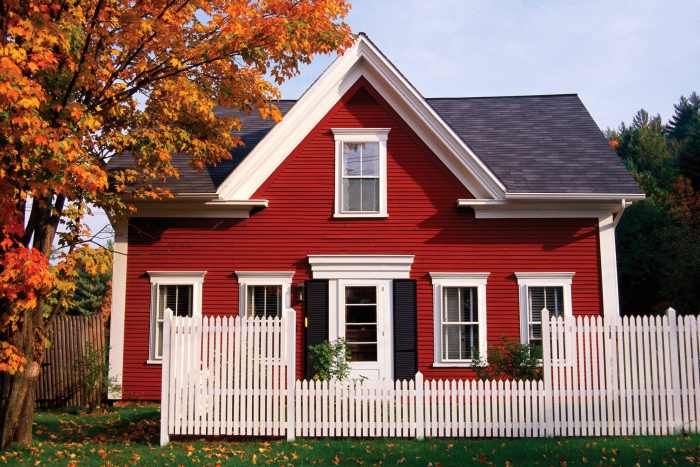 rumah dengan kombinasi warna cat putih dan merah