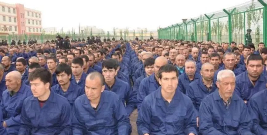Для "перевоспитания" уйгуров в Китайской Народной Республике построены "тренировочные центры" - концлагеря, вмещающие миллионы заключенных, попадающих туда по малейшему подозрению в нелояльности 