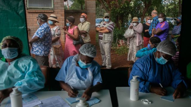 Люди стоят в очереди на вакцинацию в Зимбабве