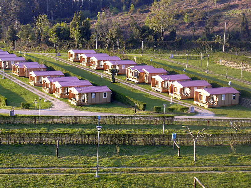 http://www.campingdeva-gijon.es/imagenes/camping/bungalows/camping-deva-gijon-asturias-zona-bungalows.jpg
