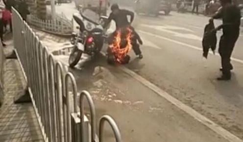 陕西咸阳摩的司机老人自焚 警方证实正在救人