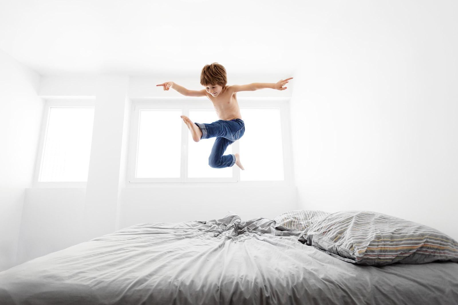 10 simple tips for photographing your child jumping on the bed