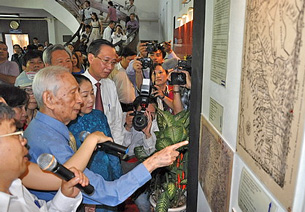 Nhà nghiên cứu Nguyễn Đình Đầu đang giới thiệu các bản đồ cổ khẳng định chủ quyền Việt Nam trên Biển Đông và Hoàng Sa - Trường Sa từ xa xưa