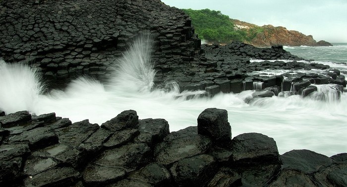 Gành đá dĩa là một bãi đá đen có hơn 30.000 cột đá