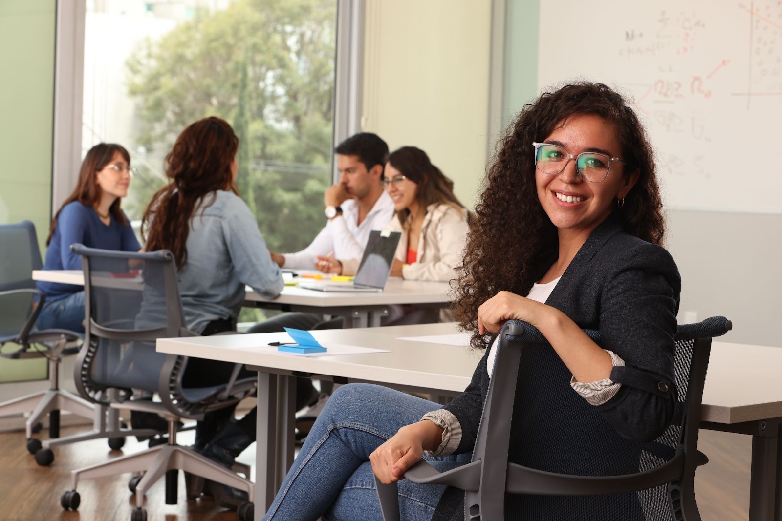 Estudiantes en clase conversan sobre por que estudiar una maestria