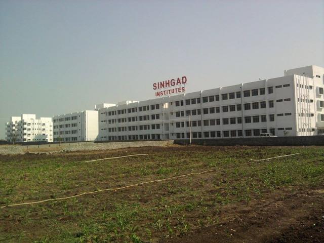 Top BCom colleges in Pune include Sinhgad College of Commerce in Kondhwa (Bk)