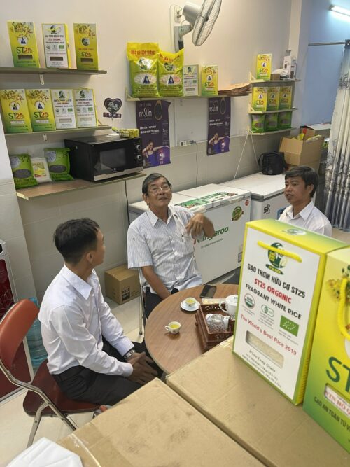 Kỹ sư Hồ Quang Cua với sản phẩm gạo hữu cơ ST25 
