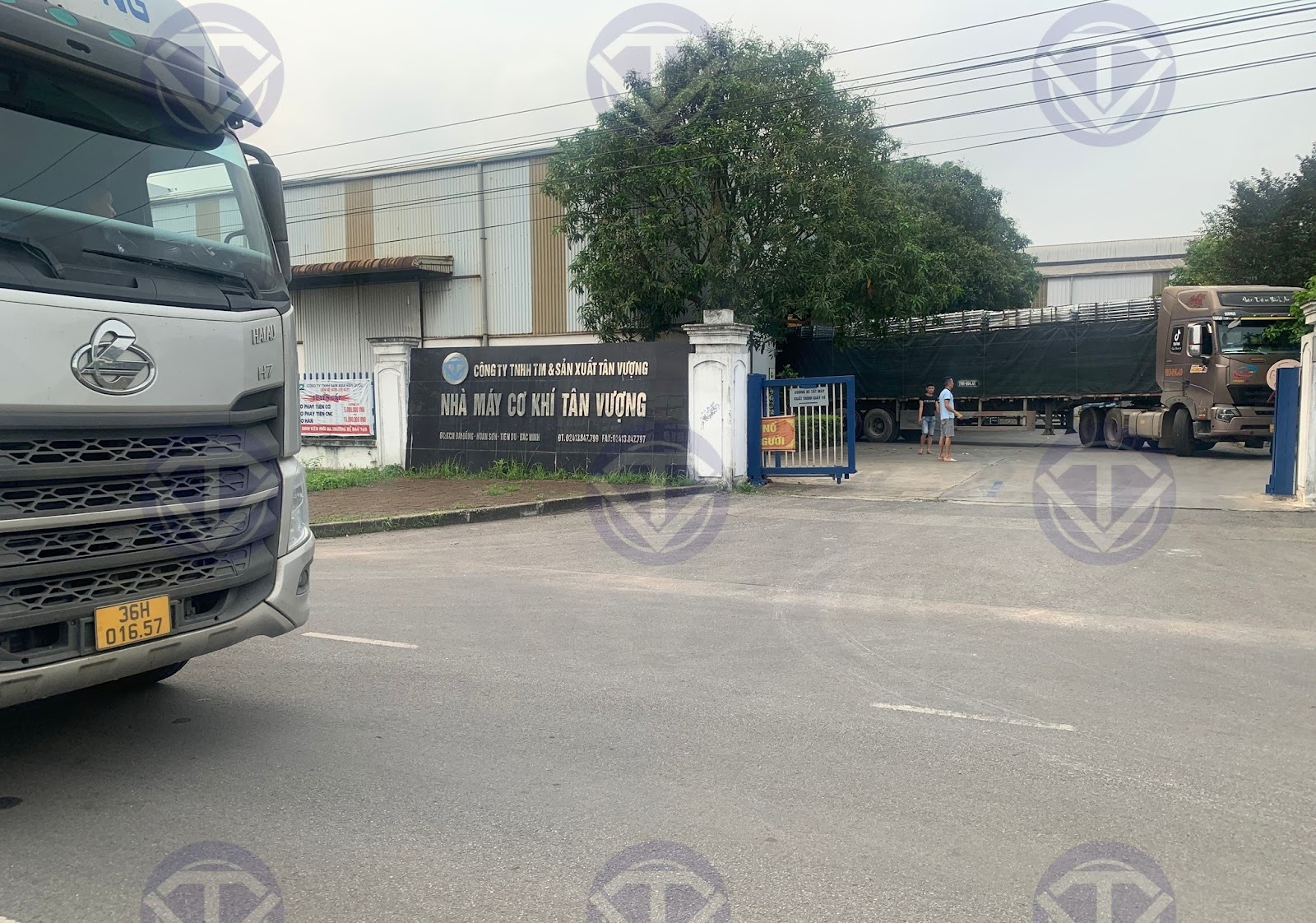 hai xe container xuất hàng ringlock tại nhà máy cơ khí